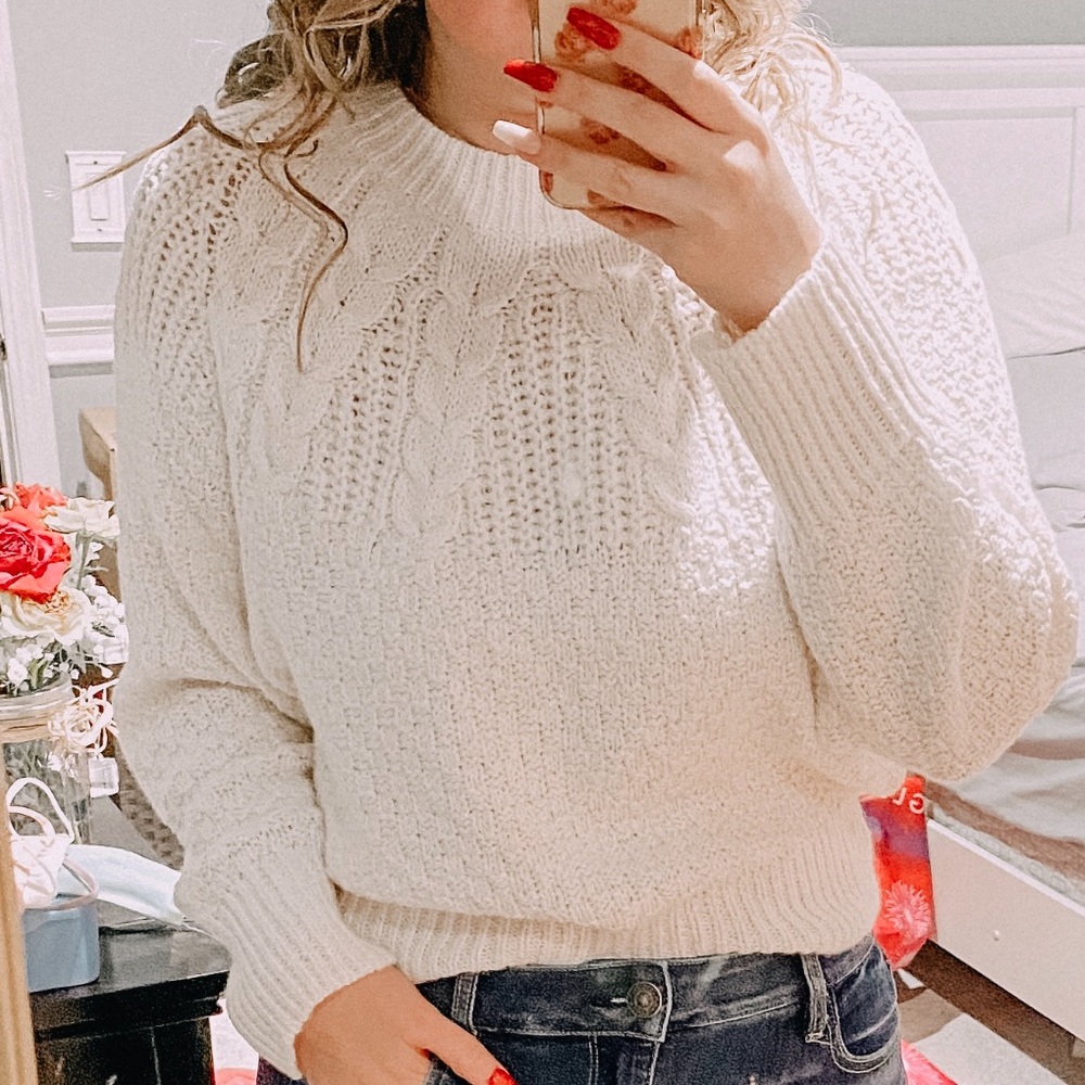 American Eagle Cream Sweater Large